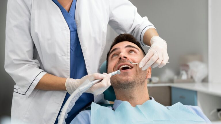 Dentista que atende fora do horário comercial onde encontrar em SP - Dra. Letícia da Silva Cruz
