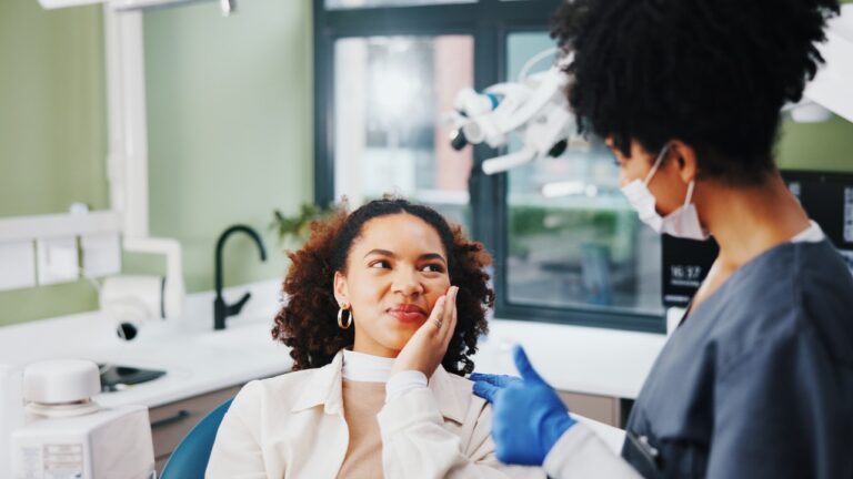 Extração de dente dói Entenda como é feito o procedimento - Dra. Letícia da Silva Cruz
