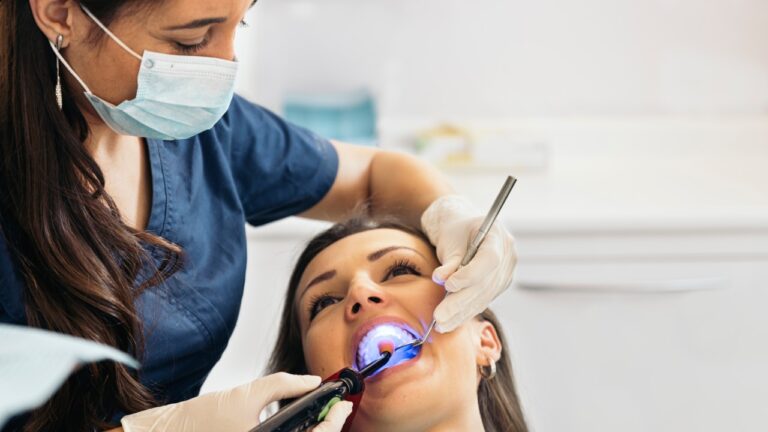 Qual a frequência ideal para fazer limpeza profissional nos dentes - Dra. Letícia da Silva Cruz