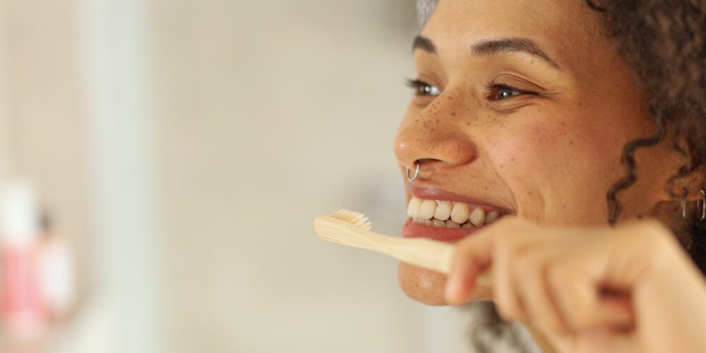 Dente amarelado mesmo escovando Pode não ser só higiene - Dra. Letícia da Silva Cruz