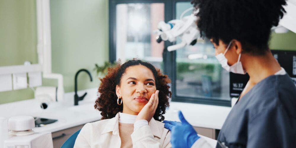 Extração de dente dói Entenda como é feito o procedimento - Dra. Letícia da Silva Cruz