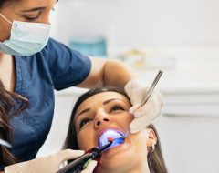 Qual a frequência ideal para fazer limpeza profissional nos dentes - Dra. Letícia da Silva Cruz